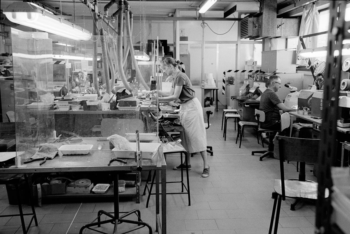 La designer al lavoro in un laboratorio della produzione