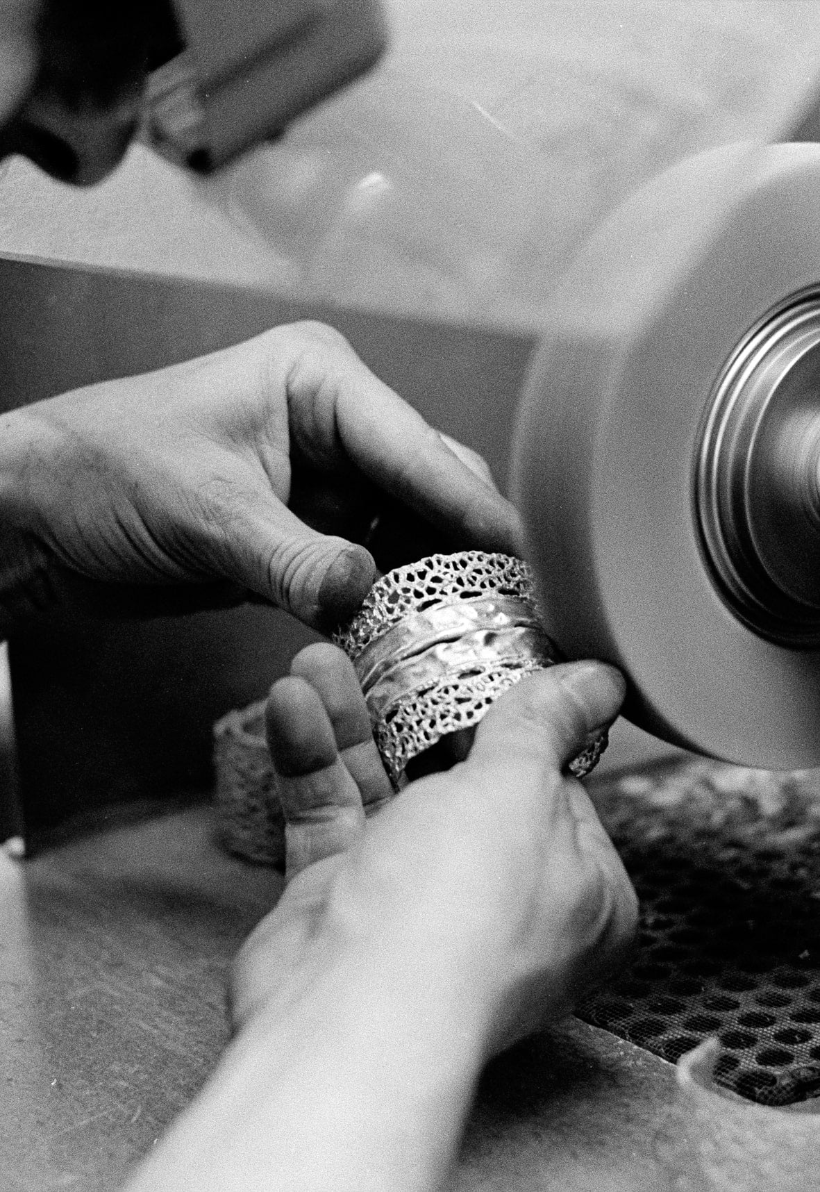 orafo che lucida il bracciale alla schiava Duo Bold DILETTA