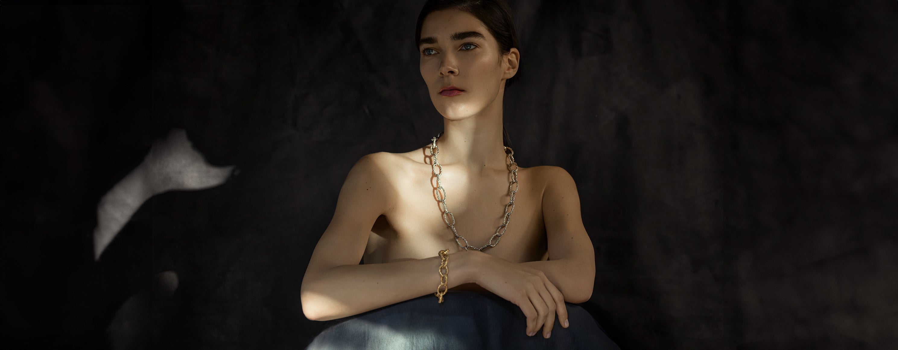 Diletta gioielli scultorei, collana e bracciale a catena oro sabbia e oro giallo donna