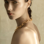 modella con girocollo a catena ellipse chains & ropes, con maglia ovale placcato oro giallo