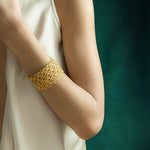 Modella con bracciale alla schiava Lace, in oro giallo